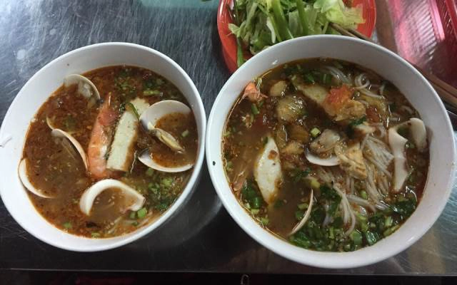Thực đơn của quán bún thái hải sản Kiều Trang bao gồm những món gì?
