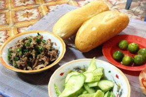 Ăn vặt Bánh Mì Bò Băm - Ao Sen