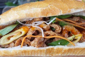 Ăn vặt Bánh Mì Chả Cá - Cách Mạng Tháng 8