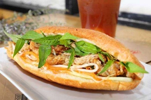 Ăn vặt Bánh Mì Chả Cá Nha Trang