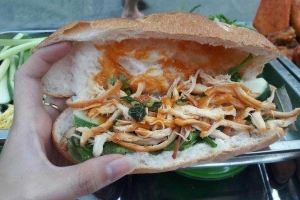 Ăn vặt Bánh Mì Gà Xé 13k