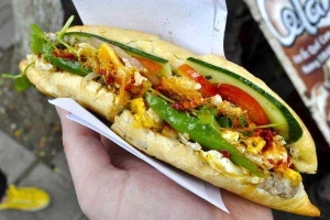 Ăn vặt Bánh Mì Hoàng Thanh - Thích Quảng Đức