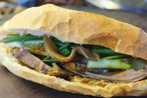 Ăn vặt Bánh Mì Phá Lấu - Quốc Lộ 13 Cũ