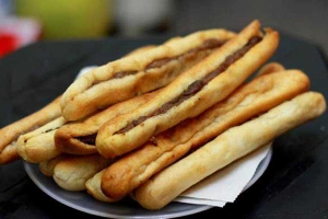 Ăn vặt Bánh Mì Que Hoàng Yến - Phạm Văn Chí