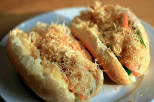 Ăn vặt Bánh Mì Quốc Doanh