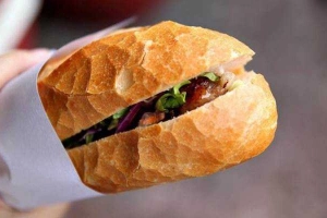 Ăn vặt Bánh Mì Thịt Quay Chả Lụa