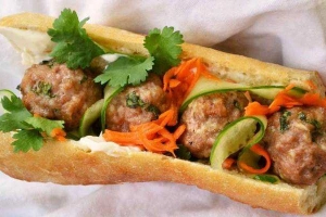 Ăn vặt Bánh Mì Vợ Ong Vàng - Trần Đại Nghĩa