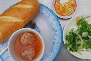 Ăn vặt Bánh Mì Xíu Mại Hải Vân - Huỳnh Văn Lũy