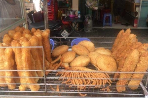 Ăn vặt Bánh Tiêu Chợ Hòa Bình