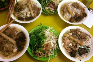 Ăn vặt Bún Bò Vỉa Hè