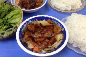 Ăn vặt Bún Chả - Trường THPT Lê Quý Đôn