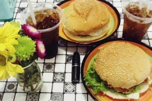 Ăn vặt Burger Việt - Cách Mạng Tháng 8