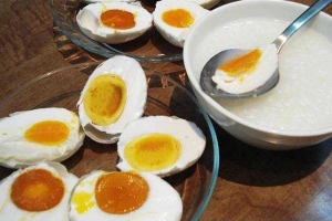 Ăn vặt Cháo Trắng Lá Dứa & Hột Vịt Muối