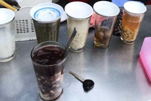Ăn vặt Chè Bà Già - Chợ Hạ Long 1