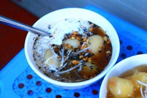 Ăn vặt Chè Cô Hoa - Bánh Trôi Tàu & Chè Sắn Nóng