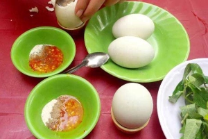 Ăn vặt Cô Hồng - Hột Vịt Lộn, Gỏi Cuốn & Bò Bía