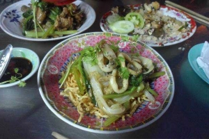 Ăn vặt Cơm Bình Dân Hồng Ký - Võ Văn Ngân