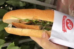 Ăn vặt Dũng Hạnh - Bánh Mì Giò Chả - Nguyên Hồng