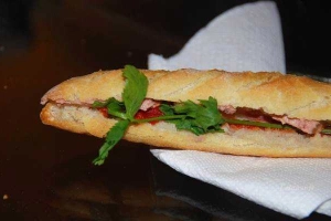 Ăn vặt Hoàng Yến - Bánh Mì Que Bình Dân