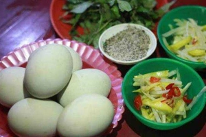 Ăn vặt Hột Vịt Lộn Vỉa Hè - Bạch Đằng