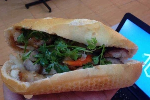 Ăn vặt Hương Phát - Bánh Mì Nóng Kẹp Chả Bò