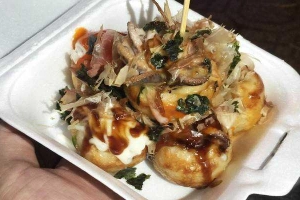 Ăn vặt Takoyaki Cổng Chào Thành Phố
