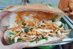 Ăn vặt Tasty - Bánh Mì Gà Xé