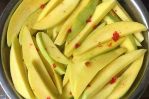 Ăn vặt Xoài Chấm Ruốc Bà Tám