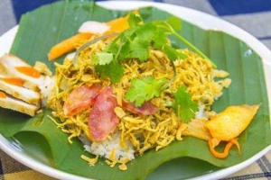 Ăn vặt Xôi Lá Chuối & Gà Rô Ti