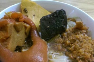 Quán Ăn Bún Riêu Chợ Hòa Bình - Bạch Vân