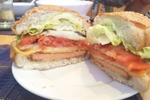 Quán Ăn Burger Cá Hồi Đỏ Canada