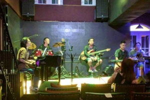Cafe Nguyễn Ánh 9 - Phòng Trà Ca Nhạc