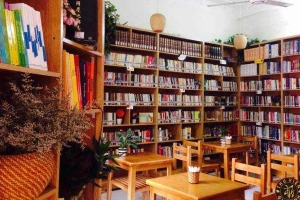 Cafe Sách Đông Tây - Nguyễn Chí Thanh