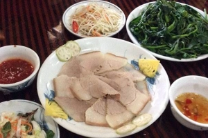 Quán Ăn Cơm Niêu Nhà Đỏ