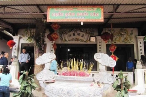 Đền Chầu Năm Suối Lân