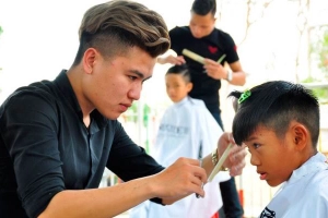 Hớt Tóc Hai Nhiều