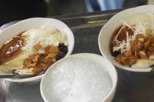 Linh Linh - Chè Sài Gòn, Tào Phớ & Ăn Vặt