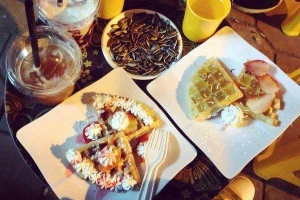 Min Coffee & Waffles