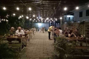 Nhà Hàng Đông Phú Beer Garden