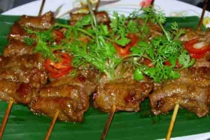 Nhà Hàng Gốc Tếch Huyền Minh