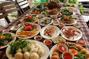 Nhà Hàng Holiday Quán - Hải Sản Tươi Sống