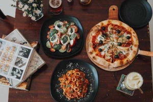 Nhà Hàng Sisters Tavern & Pizzeria