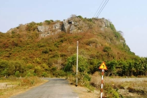 Núi Đá Dựng