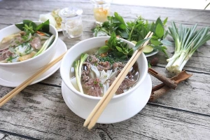 Quán Ăn Phở Việt Nam - Bánh Phở Tráng Tại Quán