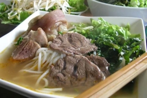 Quán Ăn Phú Vương - Bún bò giò heo