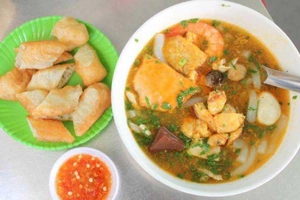 Quán Ăn Lạ Quán - Bánh Canh & Bún Mực