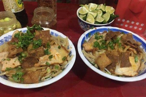 Quán Ăn Năm Bảo - Cao Lầu & Mì Quảng