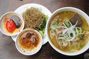 Quán Ăn Quán 22 - Bún Bò Huế & Chè
