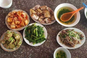 Quán Ăn Thúy Nga - Cơm, Phở & Cá Lòng Hồ