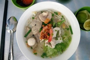Quán Ăn Quyên - Hủ Tiếu Mì, Hoành Thánh & Sườn Kho